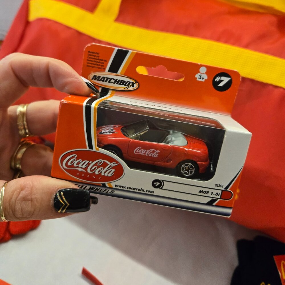 COLLECTIBLE YEAR 2000 Matchbox  Coca-cola car in box